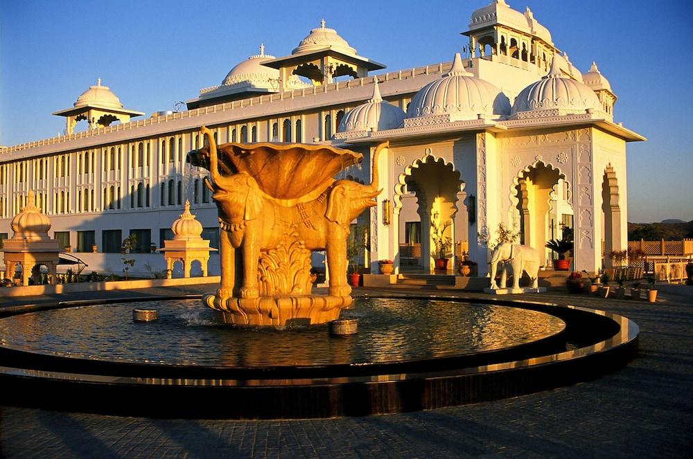 Radisson Blu Udaipur Palace Resort & Spa - Property Grounds