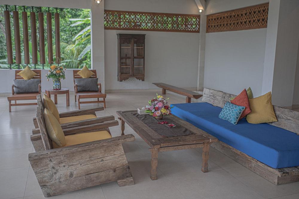 Hidden Seroja Villa - Lobby Sitting Area