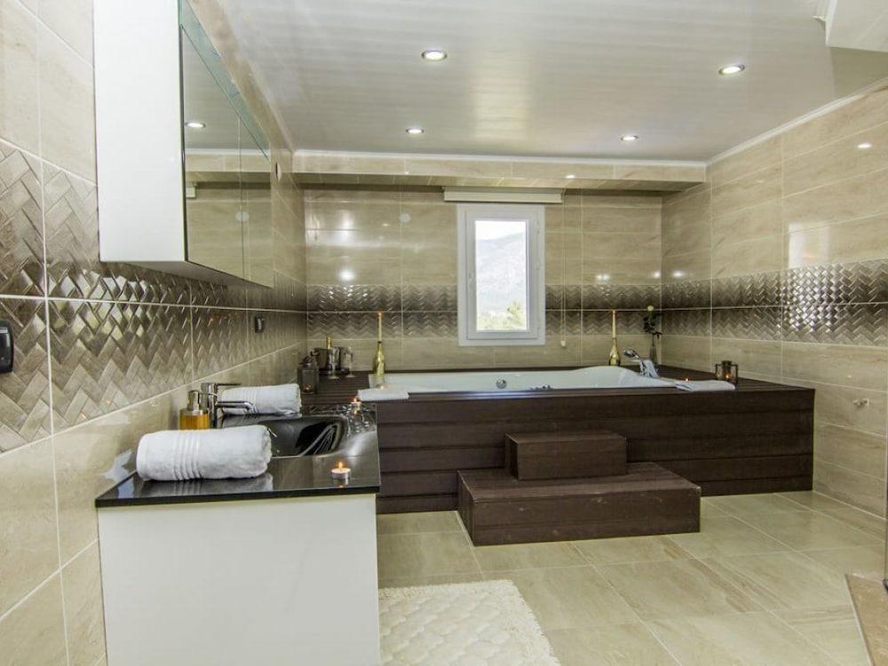 Luxury Villa 1 with Private Pool - Bathroom