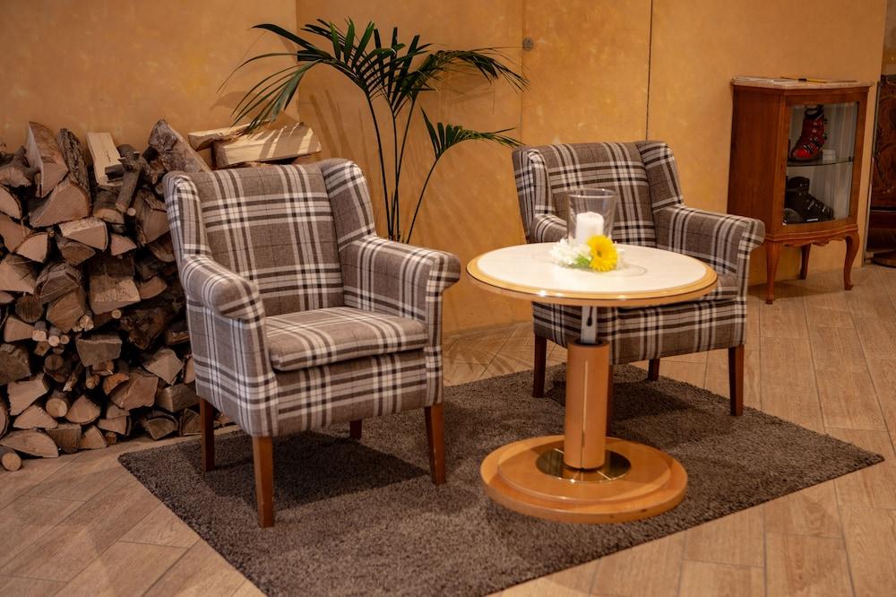 Hotel & Spa Silberhorn Wengen - Lobby Sitting Area