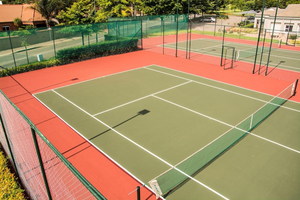 سينتوريون جولف سويتس بوكا ووك - Tennis Court