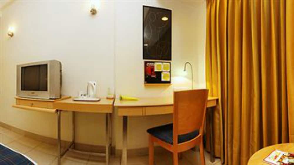 Lemon Tree Hotel, Udyog Vihar, Gurugram - Room