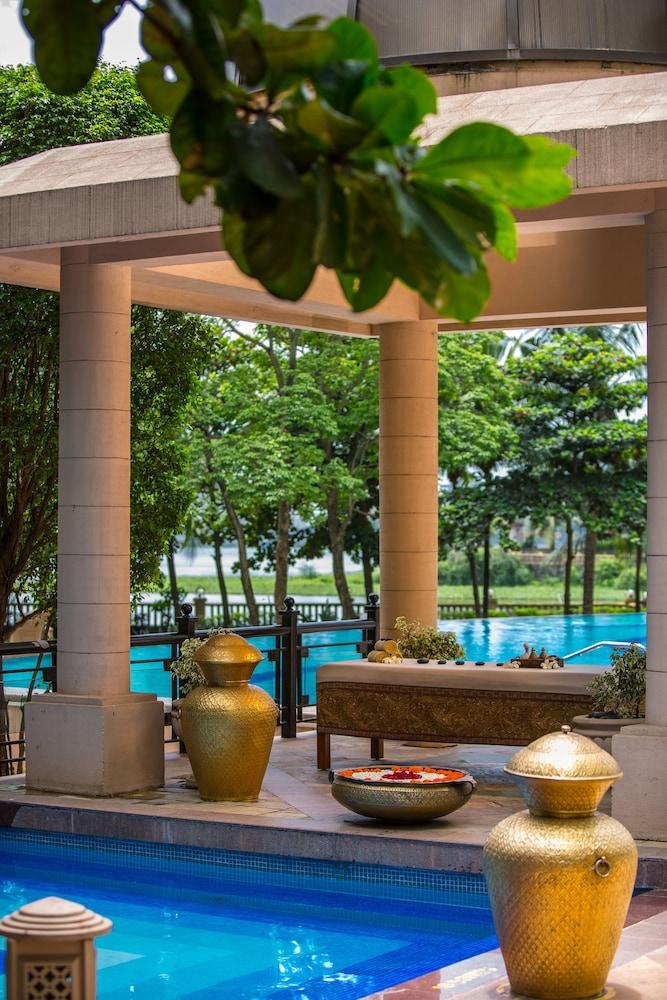 Lakeside Chalet - Mumbai, Marriott Executive Apartments - Outdoor Pool