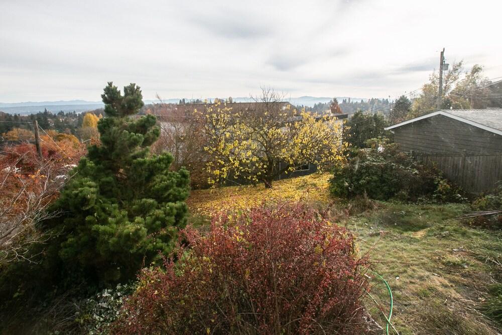 Arboretum View- Evergreen - Property Grounds