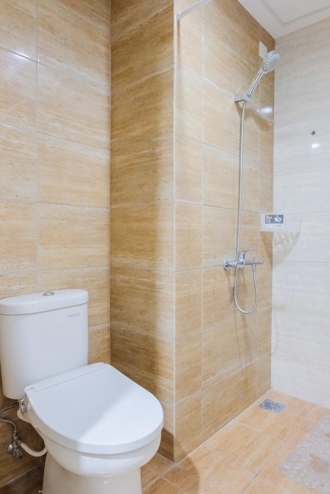 Elegant and Cozy 1BR Apartment at Bintaro Plaza Residence - Bathroom