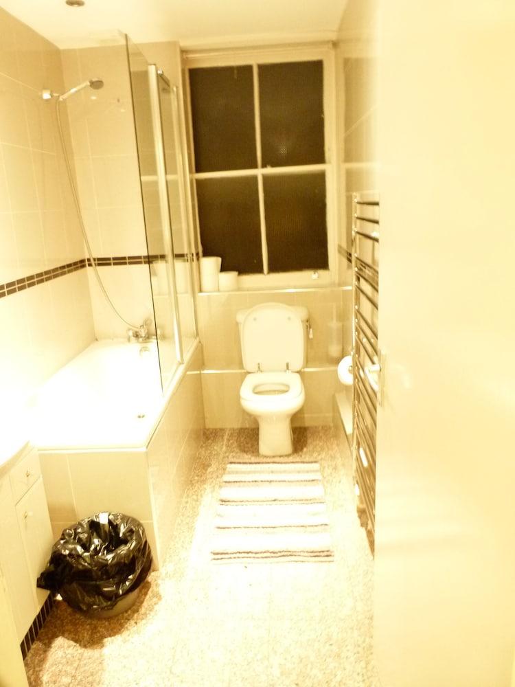 SS Property Hub – Covent Garden Apartment - Bathroom