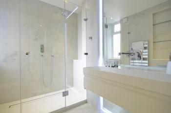 Covent Garden Apartments - Bathroom