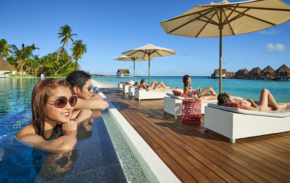 Mercure Maldives Kooddoo Resort - Infinity Pool