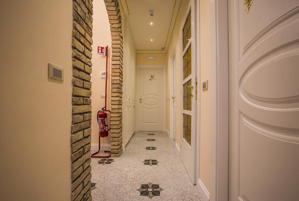 Trastevere Royal Suite Trilussa - Interior Entrance
