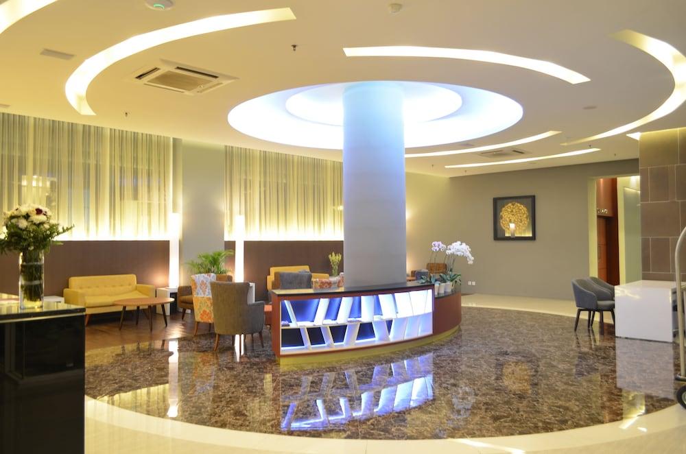Kyriad Hotel Airport Jakarta - Lobby Sitting Area