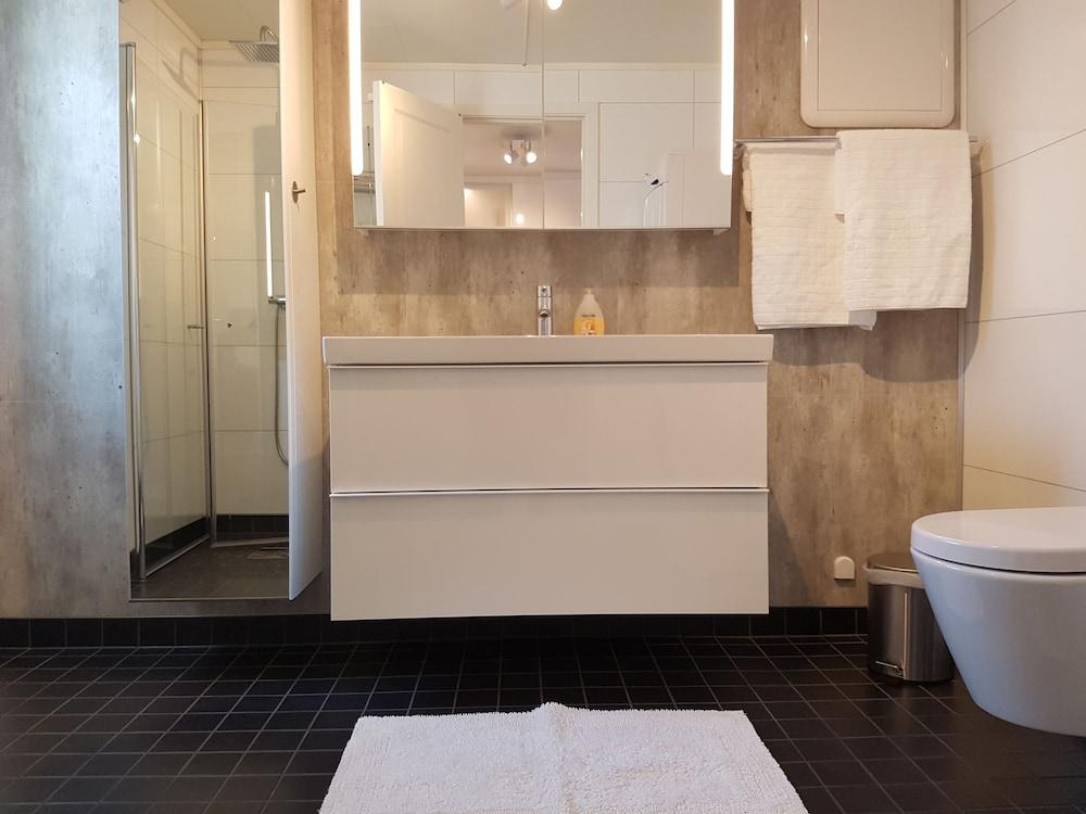 Bjørn & Bibbi's Apartments - Bathroom