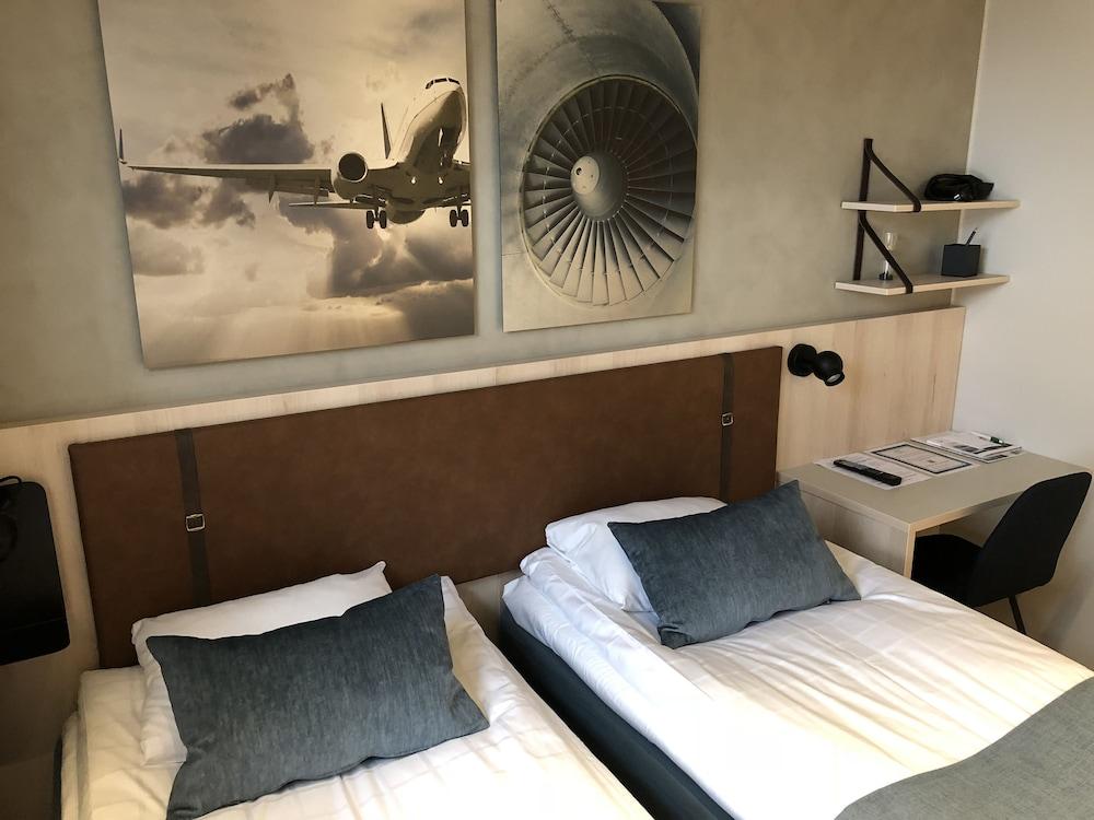 Pilot Airport Hotel - Room