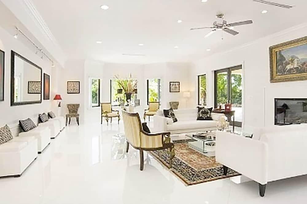 9 Bedroom Homes in Miami by TMG - Living Area