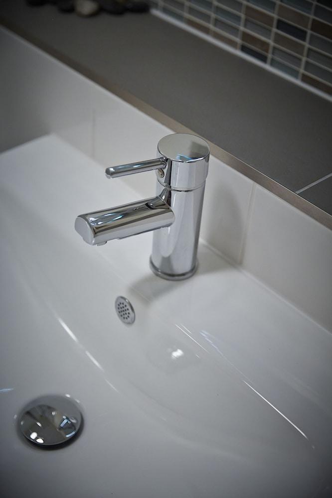Swan Place by Viridian Apartments - Bathroom Sink