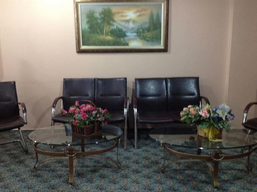 Yalta Hotel - Lobby Sitting Area