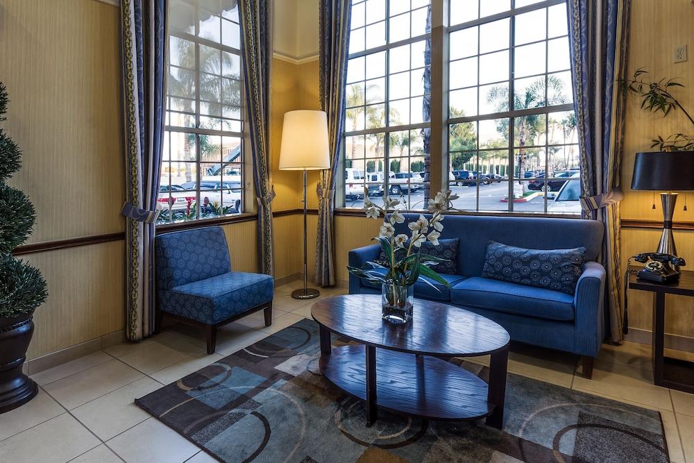 Ramada by Wyndham Costa Mesa/Newport Beach - Lobby Sitting Area