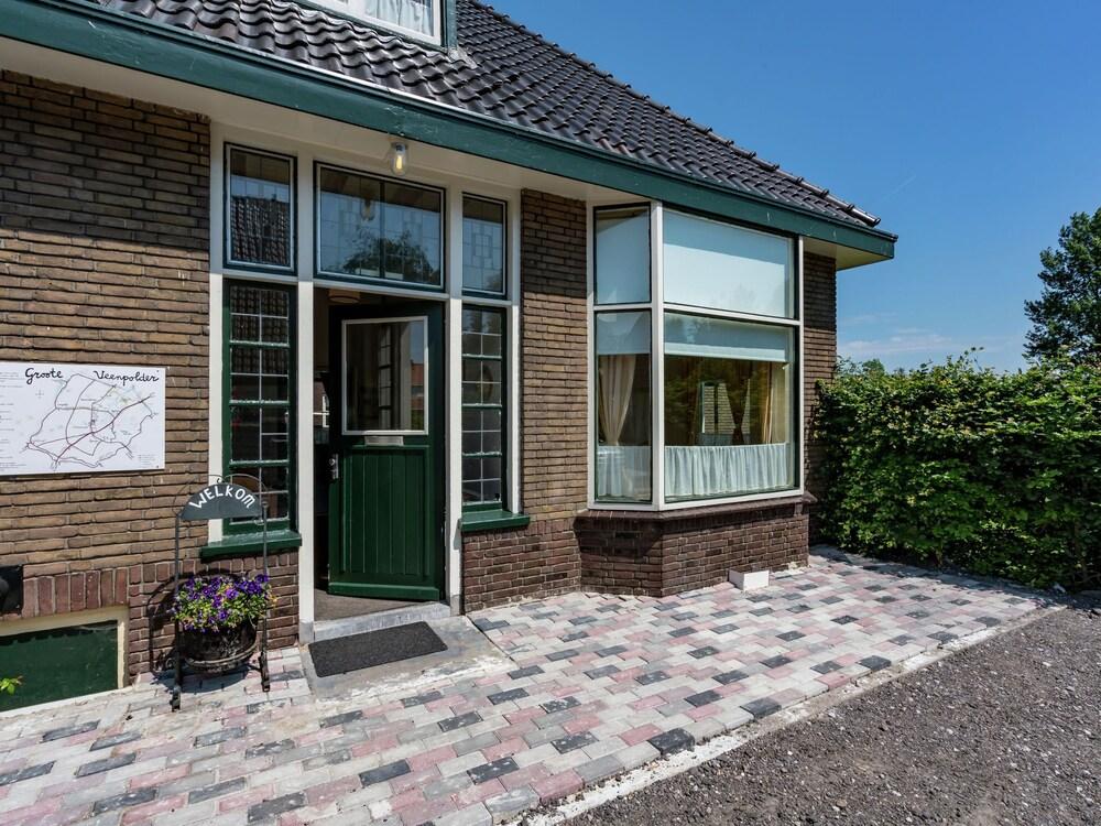 Quaint Holiday Home in Friesland by the Lake - Exterior