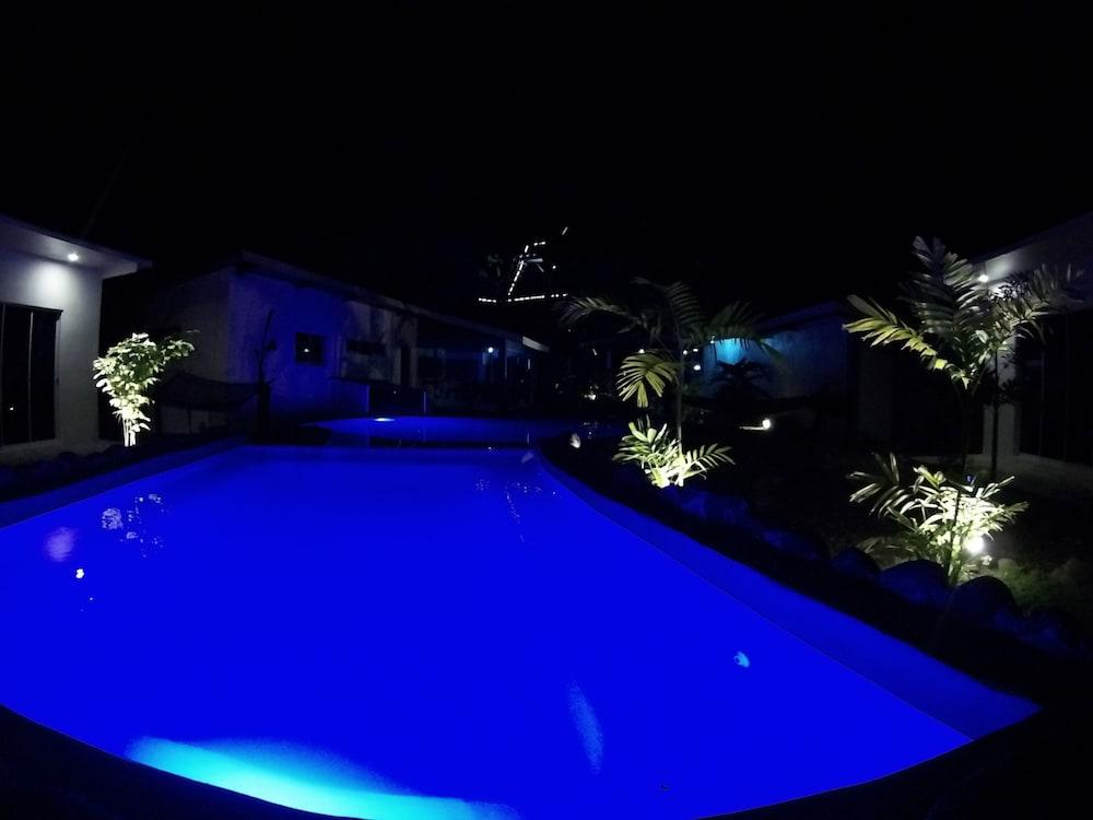 أوشن لايف إكسبلورز - Outdoor Pool
