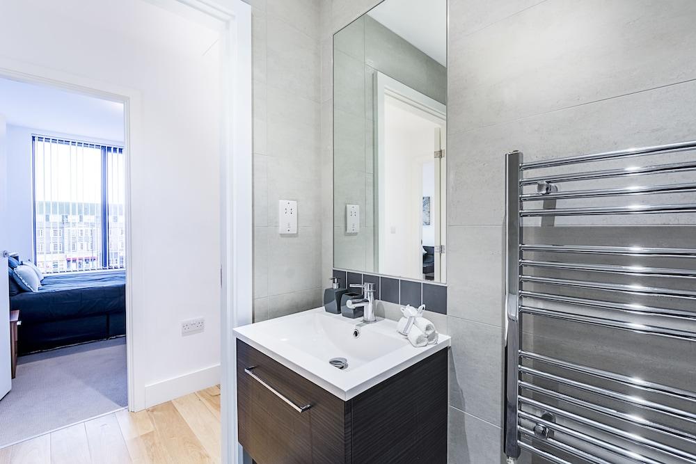Cornwall House Apartments - Bathroom