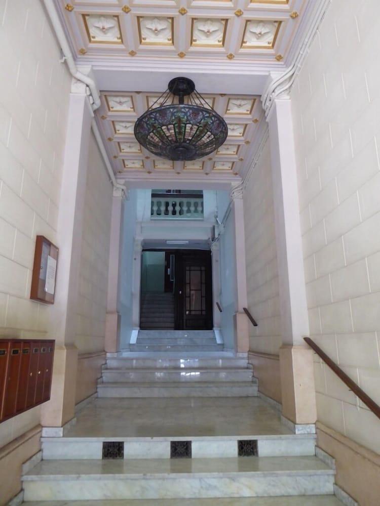 أوبينينج دورز أريباو - Interior Entrance