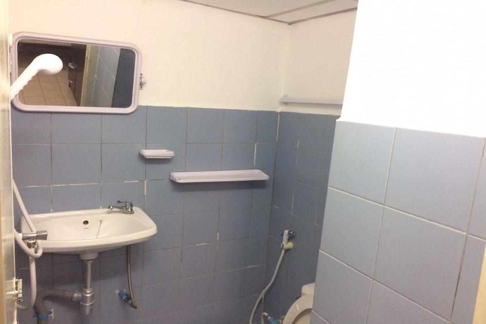 NR Guesthouse - Bathroom
