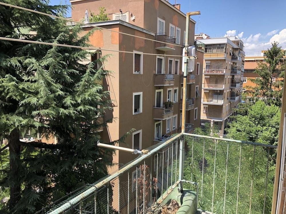 Roma Sister - Balcony View