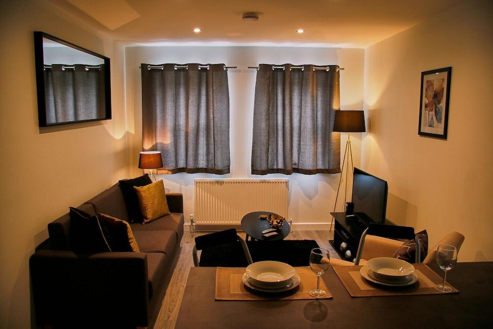 Derbyshire House - Living Room
