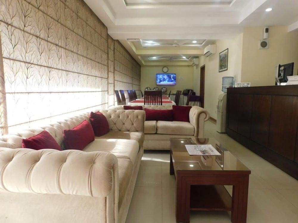 Diplomat Hotel - Lobby Sitting Area