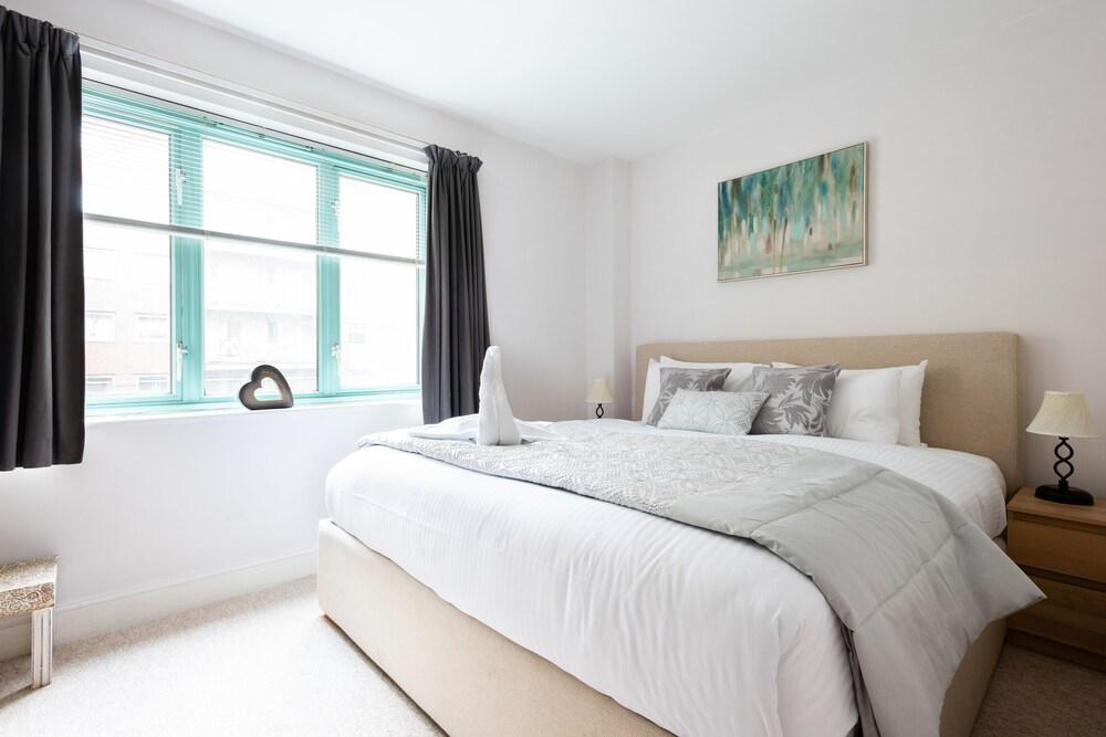 Platinum Apartment in West London 9955 - Room