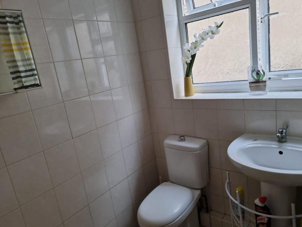 Captivating 2-bed Apartment in Belvedere - Bathroom