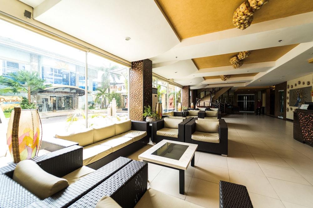 MO2 Westown Hotel Iloilo - Lobby Sitting Area