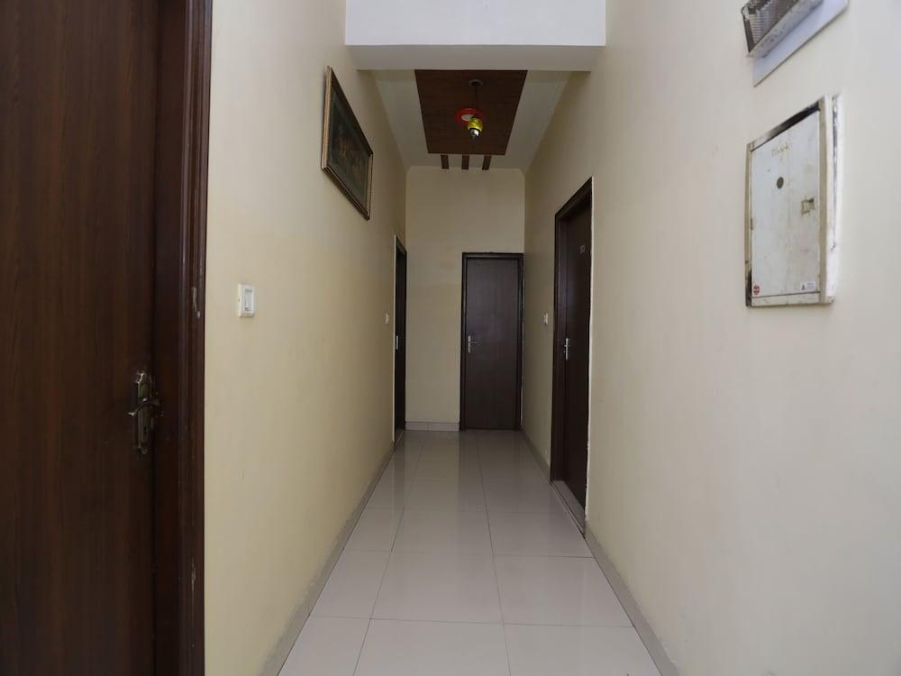 OYO 12221 Hotel M house - Hallway
