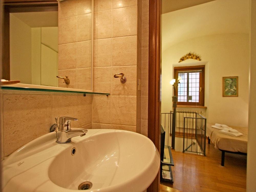 Travel & Stay - Pianellari - Bathroom Sink