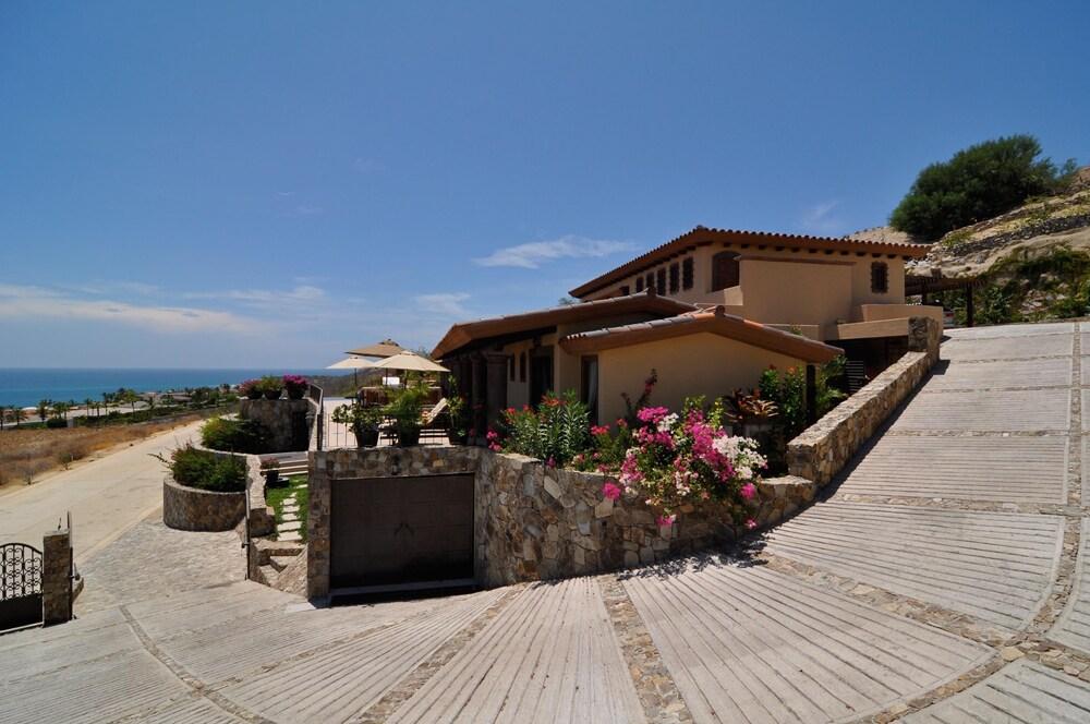 4 BR Villa Near Los Cabos' Best Surfing: Villa Vista del Mar - Property Grounds