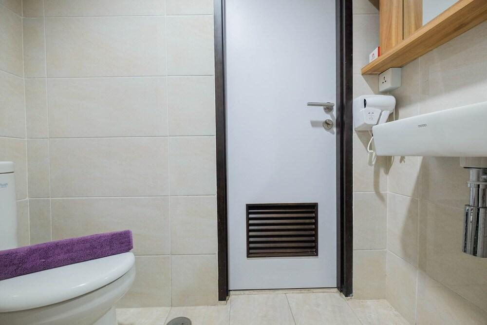 Comfortable and Fully Furnished Studio Apartment at Mustika Golf Residence - Bathroom