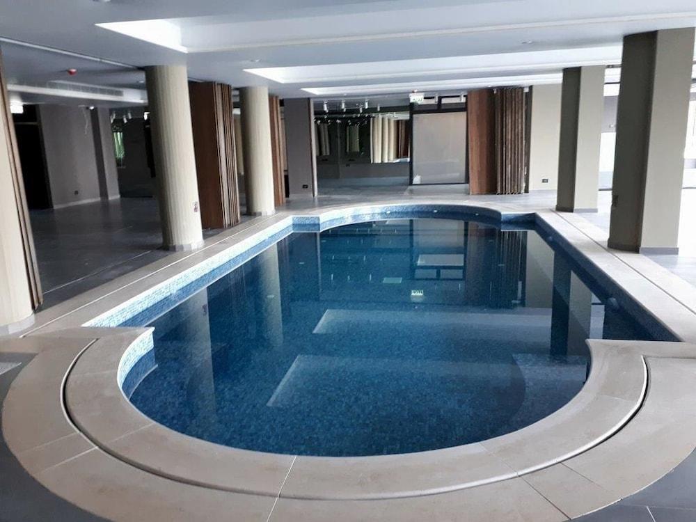Le Pave Residences - Indoor Pool