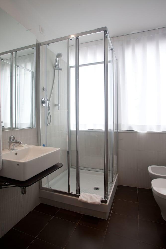 Hotel Rome Pisana - Bathroom