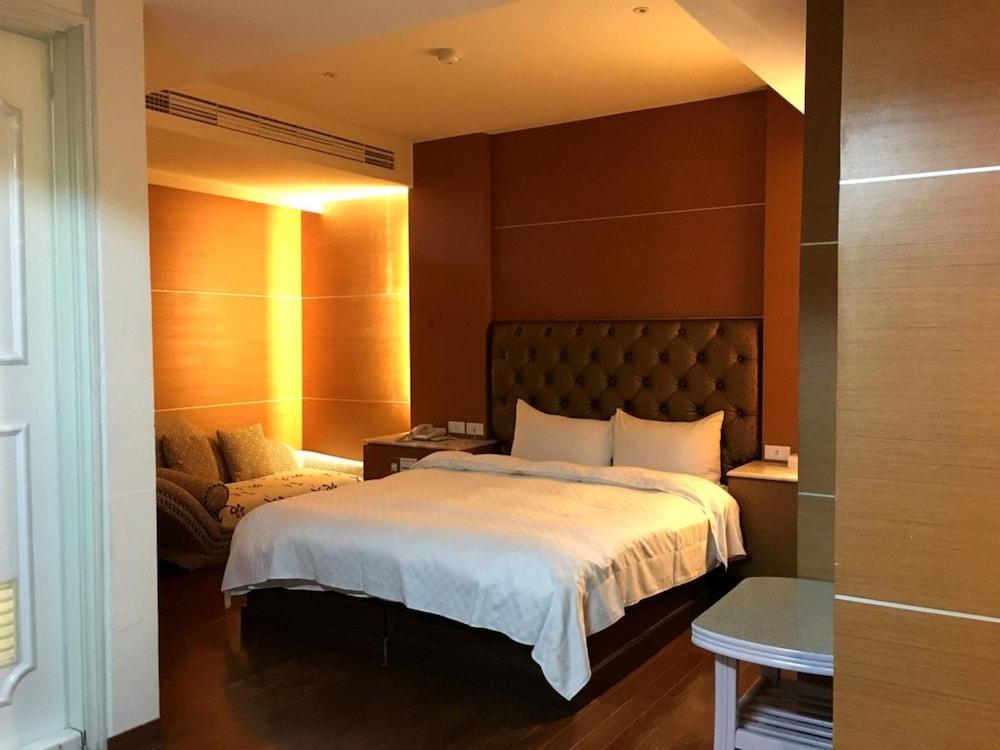 Zaw Jung Business Hotel - Room