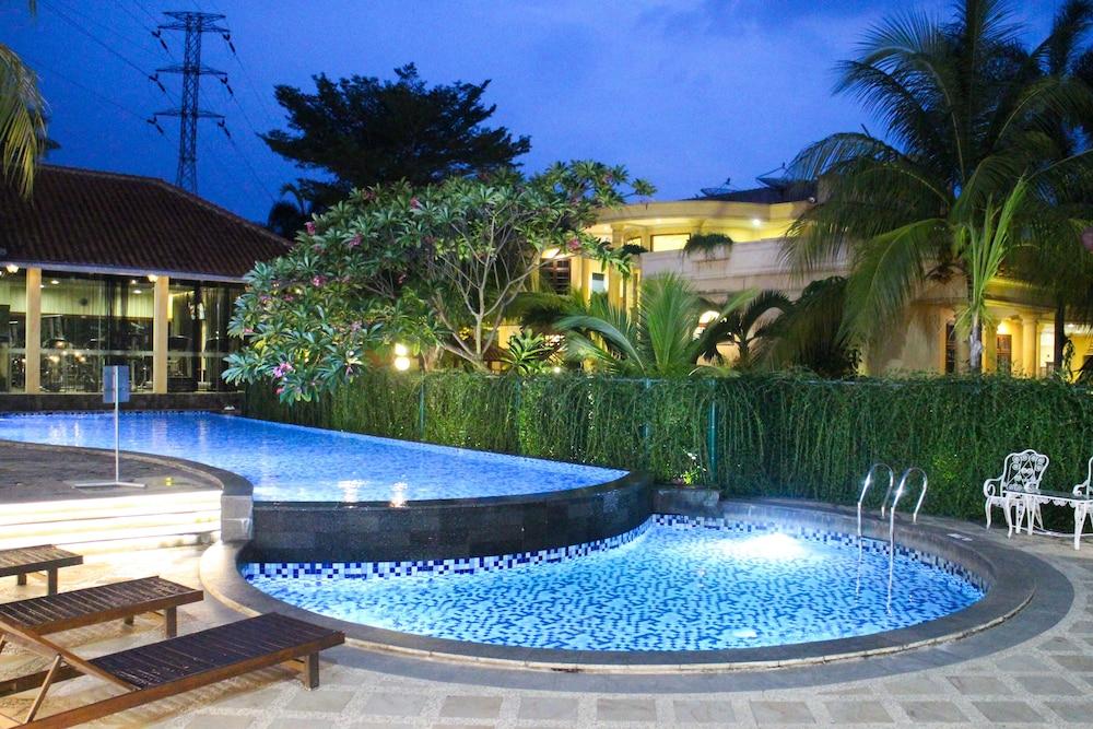 Narita Hotel Tangerang - Pool