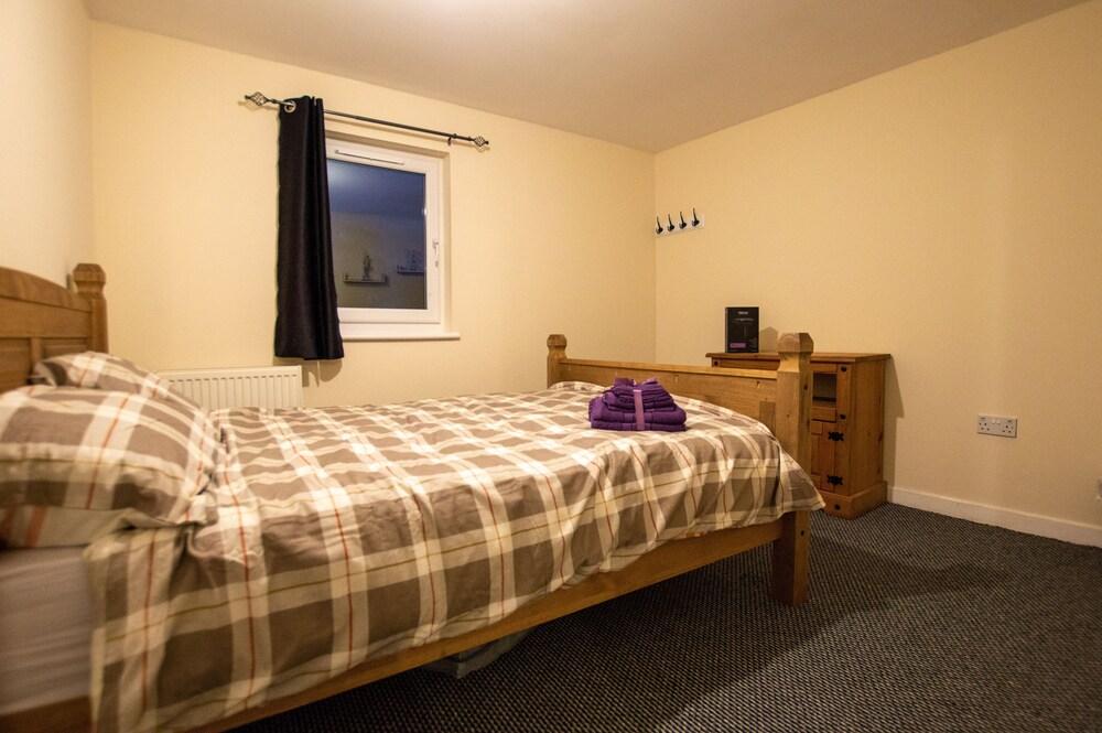 Inviting 4-bed Apartment in Dundee - Room