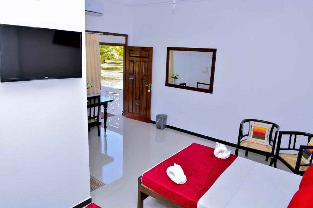 Hotel Aathithan Trincomalee - Room
