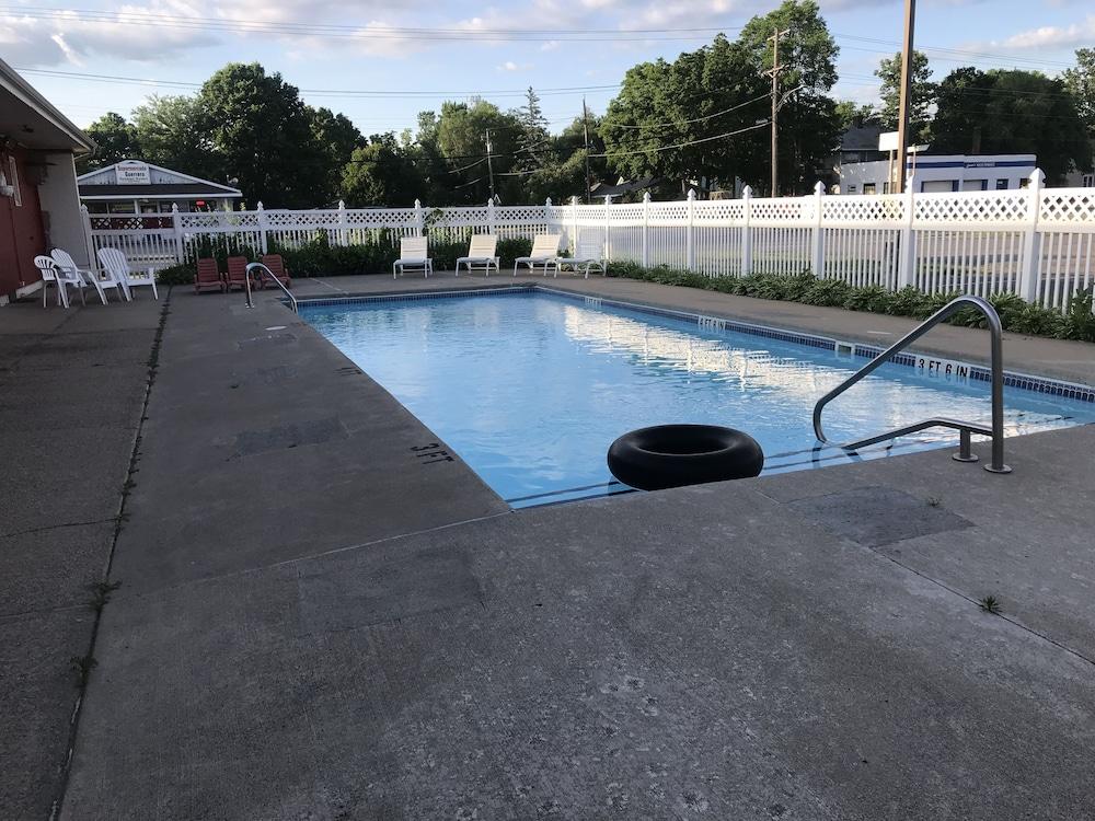 Best Nights Inn - Outdoor Pool