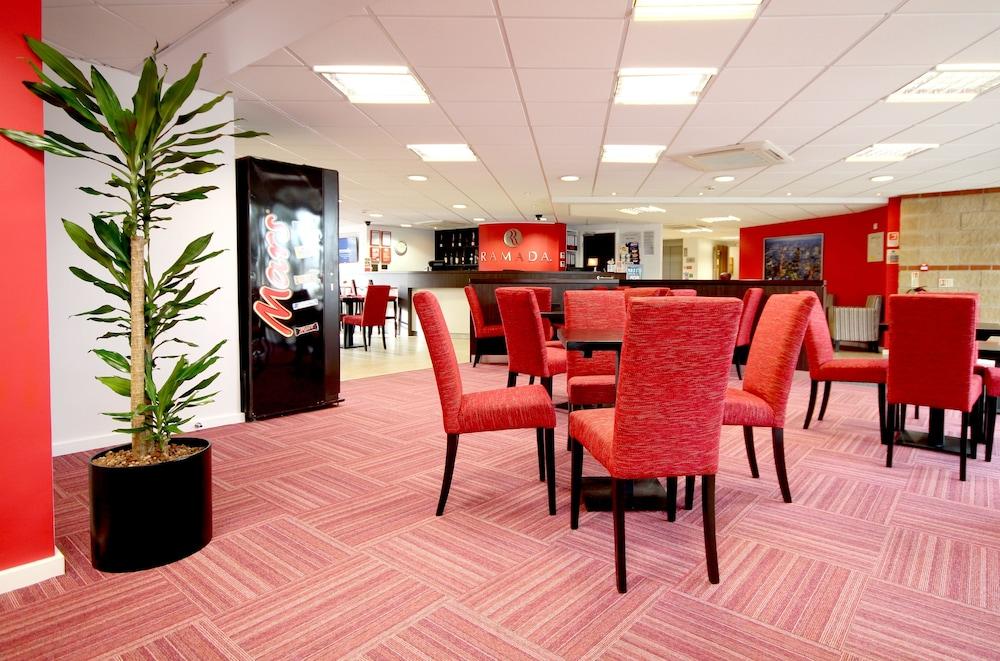 Ramada by Wyndham London Stansted Airport - Lobby