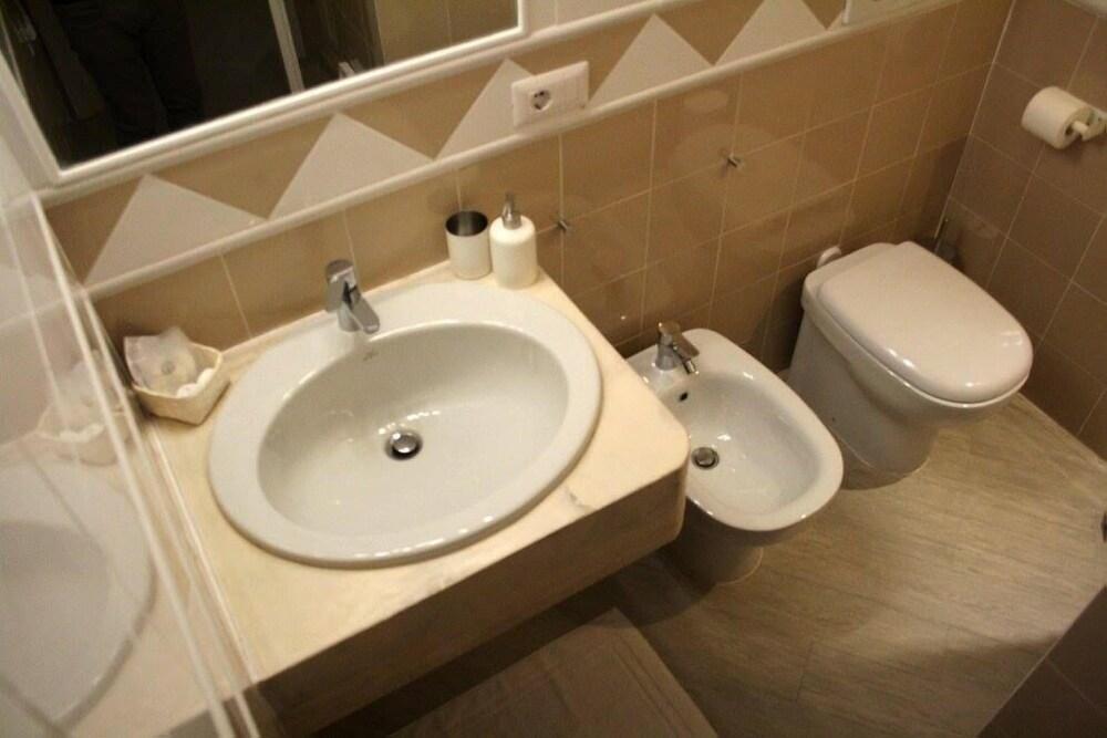 لي ستانتسي دي كاردينالي - Bathroom