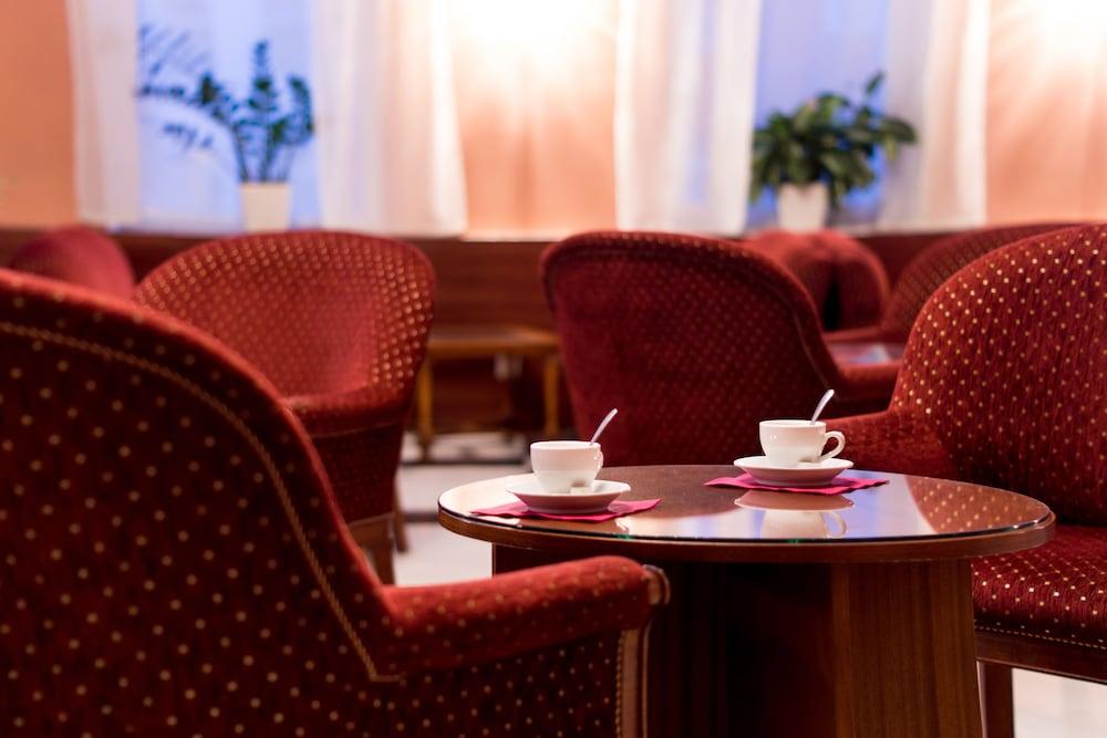 Hotel Park Krestovskiy - Lobby Sitting Area