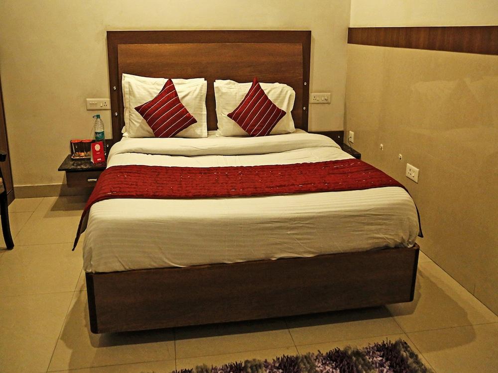 OYO 4302 Hotel Imperial Lodge - Room