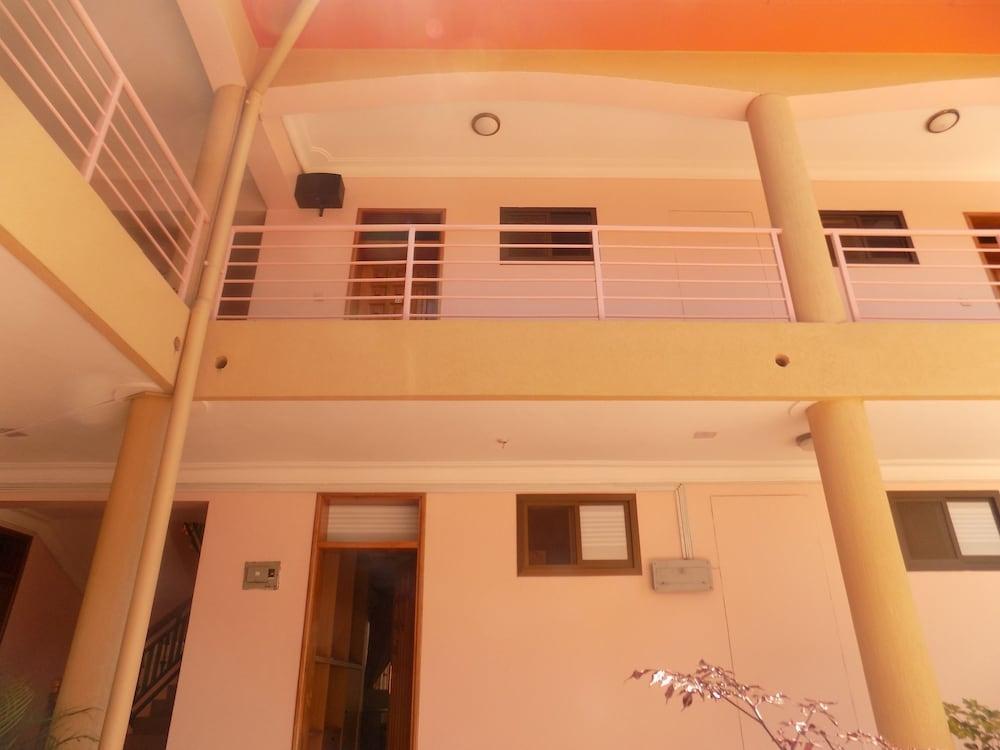 Entebbe Travelle'rs Inn - Exterior detail