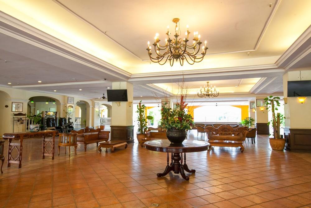 Amverton Heritage Resort - Lobby Sitting Area