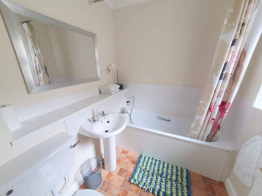 2-bedroom House Near Town With Superfast Wi-fi - Bathroom