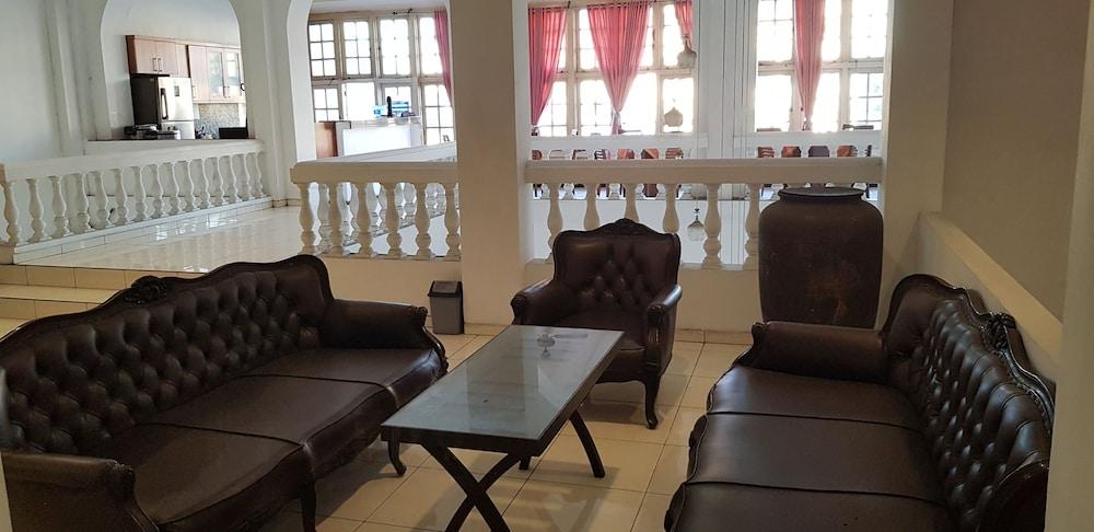 Hotel DeQur Jakarta Kota - Lobby Sitting Area